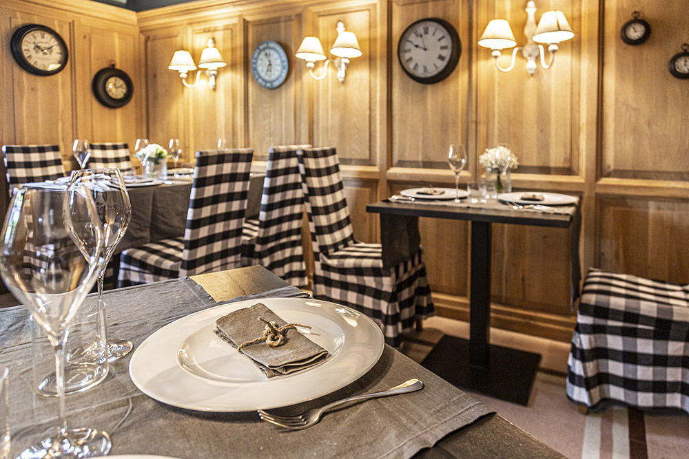 Sala con boiserie in legno e orologi vintage