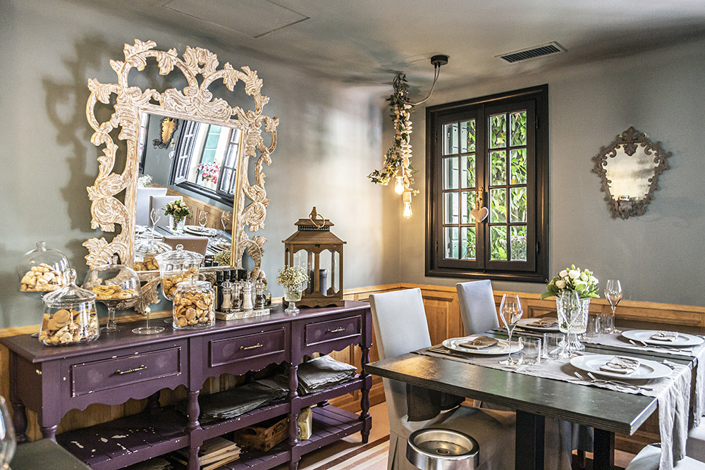 Credenza viola con specchio barocco
