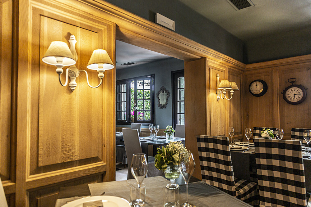 Passaggio in legno tra le sale del ristorante