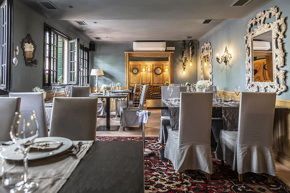 Sala da pranzo principale con tappeto persiano